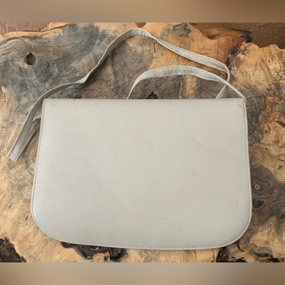 Vintage 70s/80s Cream Leather Shoulder Bag with Gold Hardware - Picture 3 of 7